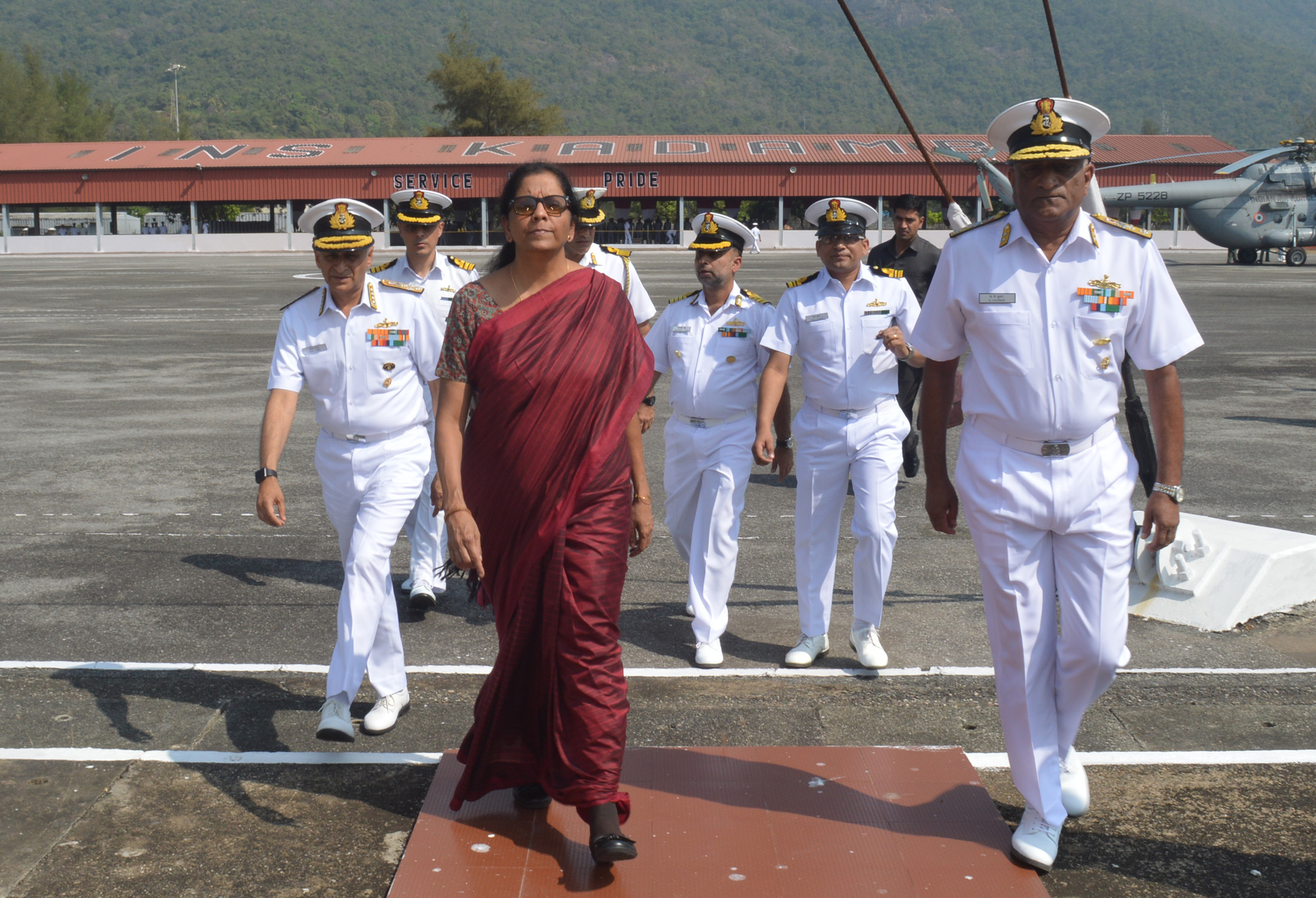 Baser Raksha Raksha Mantri Visits Karwar Naval Base - Khabar India